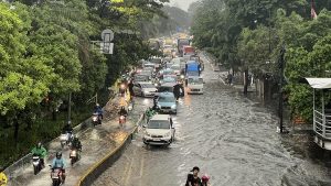 Jalan Daan Mogot Banjir, Lalu Lintas Macet Parah