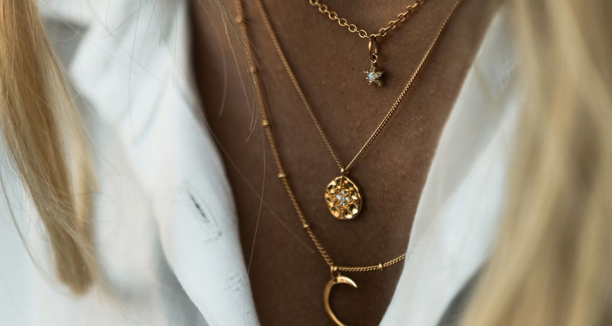 Aksesori Sesuai Kerah Baju: Panduan Memilih Kalung Yang Tepat