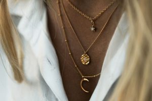 Aksesori Sesuai Kerah Baju: Panduan Memilih Kalung Yang Tepat