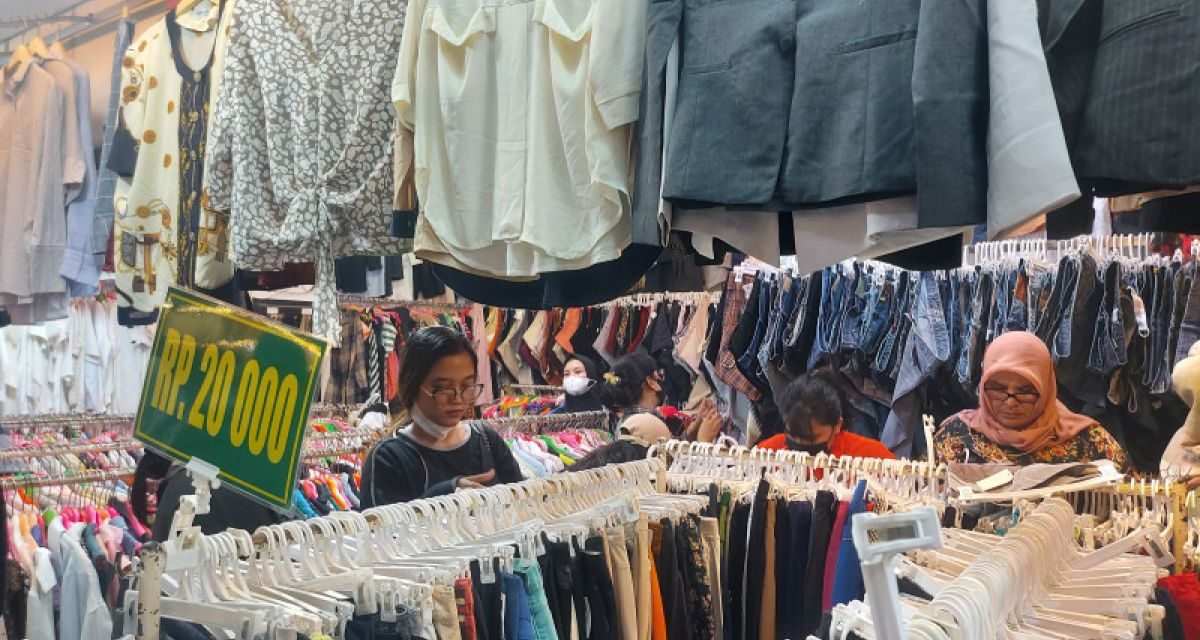 Membeli Baju Bekas Lewat Live Streaming Jadi Candu Baru