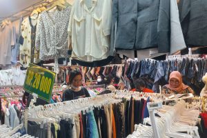 Membeli Baju Bekas Lewat Live Streaming Jadi Candu Baru