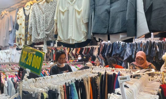 Membeli Baju Bekas Lewat Live Streaming Jadi Candu Baru