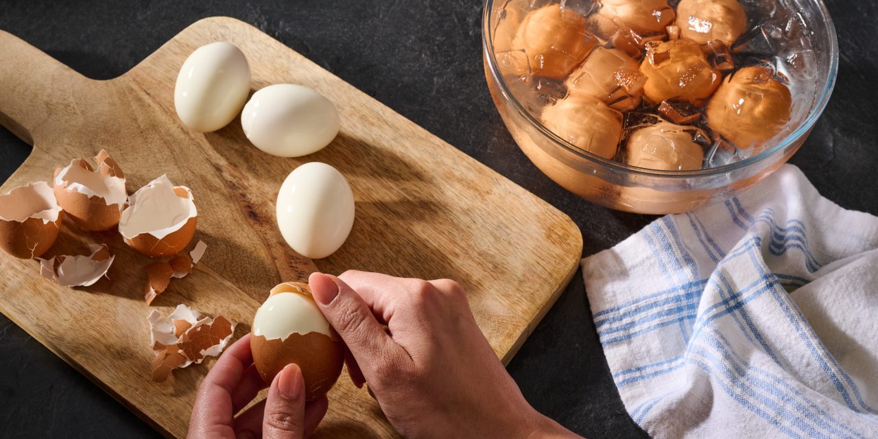 Tips Kupas Telur Mulus Pakai Soda Kue Saat Merebusnya