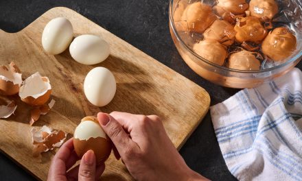Tips Kupas Telur Mulus Pakai Soda Kue Saat Merebusnya